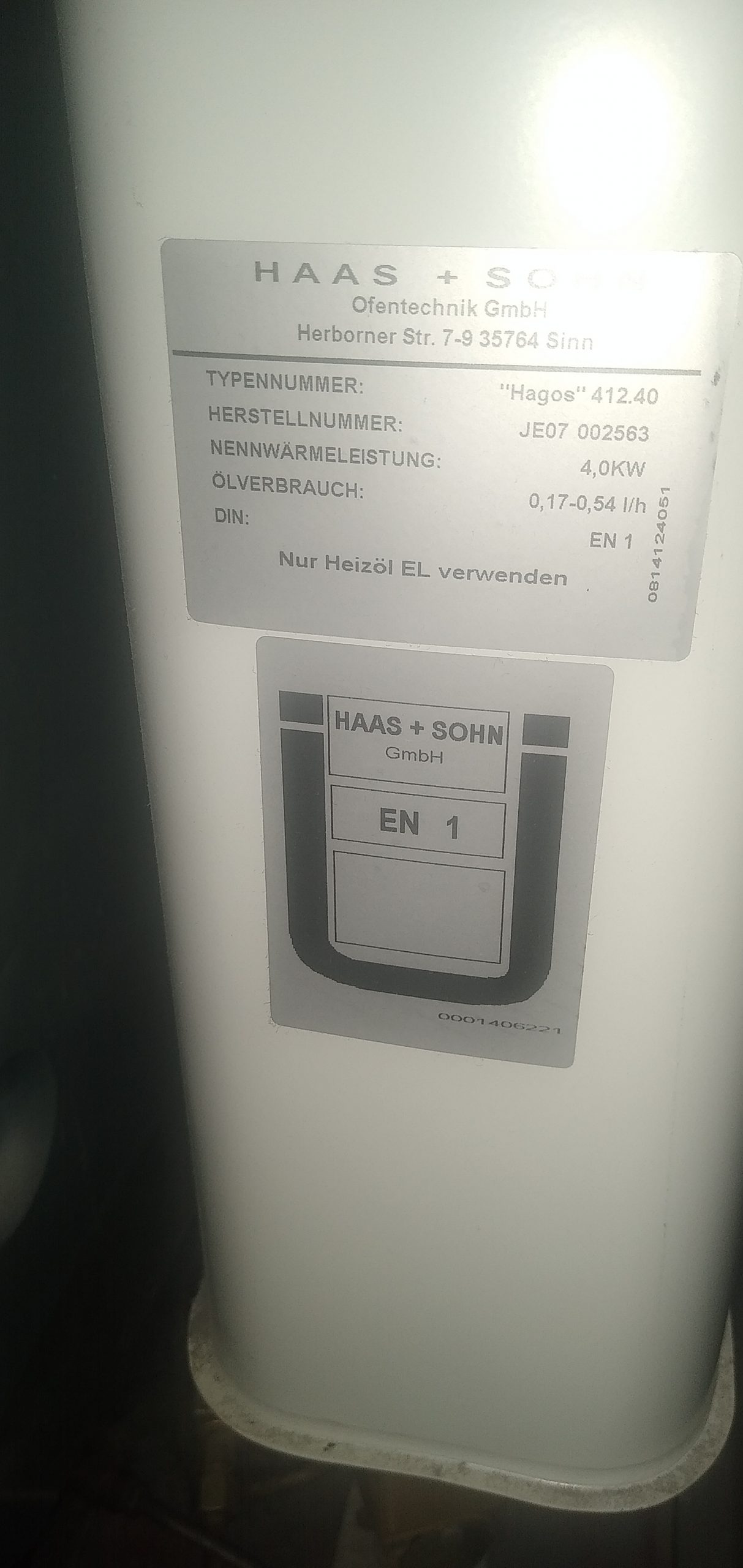 Tank mit Typenschild